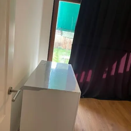 בית אירוח Lovely 1 Private Bedroom With Garden View *